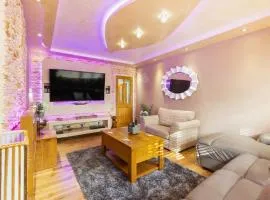 Hot Tub and Garden Spacious Unique 3 Bed House