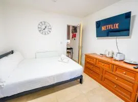 Cardiff Studio Escape with Balcony and WiFi