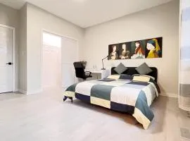 Modern Room with En Suite Bath Yonge Finch Sub