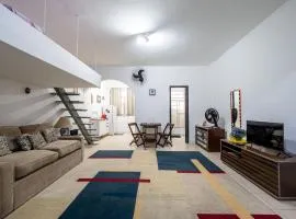 A 1 quadra da Praia do Leme, rodeado de comércios