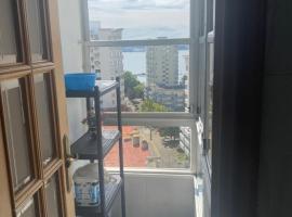 Piso con tres habitaciones en Ferrol, hotel en Ferrol