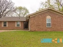 Chic & Spacious 3BR2BA Home in Pecan Lake