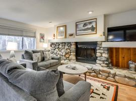 Ketchum Condo with Deck Less Than 1 Mi to Sun Valley Resort!, hotel em Ketchum