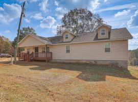 Pets Welcome! Spacious Boligee Home with Yard, hotel v destinaci Eutaw