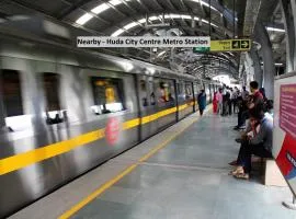 Super Townhouse Galleria Market Near Golf Course Road