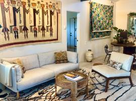 Santa Fe Modern FARMHOUSE 1 ACRE PRIVATE RD SOAKING ROOM 3 min Canyon rd, hotel in Santa Fe