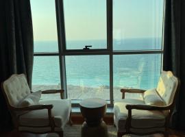 Luxury Sea View Apartment Pool & Gym&jacuzzi, hotel in Ajman 