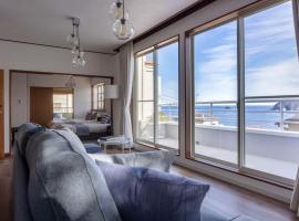 Ito Orange Beach Villa - Ocean View & Private Onsen, hotel in Ito