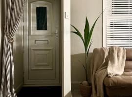 Wisteria mews Cosy city home, hotel i Portsmouth