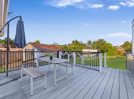 Family-Friendly 3BR Home with Yard at North Ryde, Hotel in Sydney