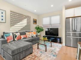 Spacious Mountain View 4 Bedroom Modern Home, hotel di Mountain View