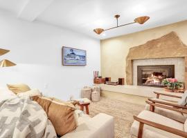 Peaceful Ranch Overlooking Mustangs with Full Kitchen & Fireplace, hôtel à Longmont