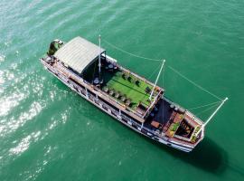 Freedom Cruise Ha Long Bay - Lan Hạ Bay，位于下龙湾的宠物友好酒店