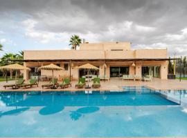 Villa privée sans vis-à-vis,Padel,Tennis, Five, hotel din Oulad Mazoug