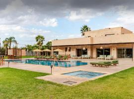 Villa privée sans vis-à-vis,Padel,Tennis, Five, Hotel in Oulad Mazoug