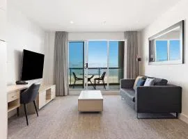 Belle Escapes - Waves at The Bay