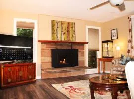 Bright 3 bedroom home with full kitchen, fenced backyard, sports court and free parking