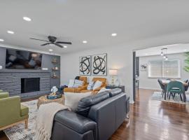 Luxury 5BR Cincinnati, Sleeps 12, Crib, Home Gym, Fenced Backyard, Hotel in Cincinnati