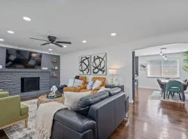 Luxury 5BR Cincinnati, Sleeps 12, Crib, Home Gym, Fenced Backyard