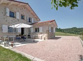 Gîte douillet avec terrasse, jardin et cheminée à Saint-Priest-la-Prugne - FR-1-496-348