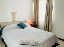 Refugio Cálido en San Francisco de Heredia Baño Privado y Excelente Ubicación、San Franciscoのホームステイ