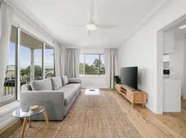 Prickly Pear Stays in Merewether - Ranclaud St, hotel a Merewether