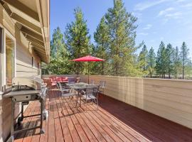 Hot Tub Getaway with Ping Pong & SHARC Passes, hotel a Three Rivers