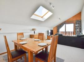 Appartement spacieux proche des pistes avec balcon et parking - FR-1-498-123, hotel in Montvalezan