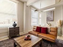 Downtown Playhouse Loft w Gym, Sauna, Parking & WiFi