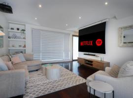 Home Away From Home - Maribyrnong Boutique Townhouse, ξενοδοχείο σε Maribyrnong