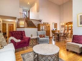 로렌스에 위치한 호텔 Sleeps 12! Main Level Primary Suite-Beautiful Backyard Oasis