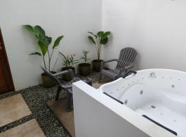 The Cat And The Kraken Jacuzzi Suites, hotel v destinaci Siquijor