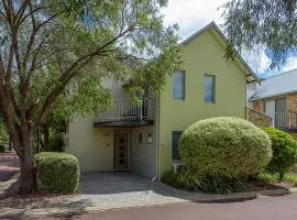 Maggies Beach House - Relaxed Stay Near the Beach