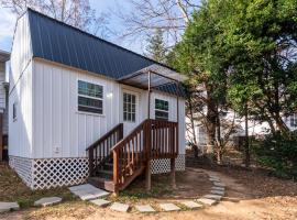 Tiny house with smart bidet and water purify-system, hotel in Gastonia