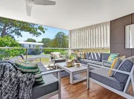 The Jacaranda - Pet Friendly, Air-Con, Wifi, Boat Parking, Large backyard