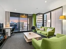 Stylish City Escape! Oaks Horizons