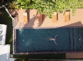 Вилла с бассейном и видом на рисовые поля и джунгли