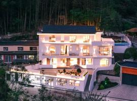 Book NOW & Chat, Wake in Mountain,Free Shuttle,Aside National Park, Combo Stay in Tianmen city center, English Speaking Assistant, hotel u gradu Jiawan