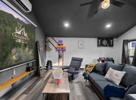 CrescentMoonCabin~SNP~Arcade~Yoga~HotTub~Dogs~ESVE, Hotel in Fairview