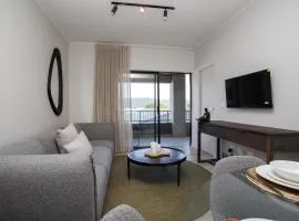 303 Seahorse - Premium 2 Bedroom Apt with Pool & Parking