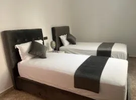 Magnifique maison famiiale moderne spacieuse de 150 m Avec de 3 chambres ,confortables et d un grand salon et terrasse, Idealement situee a 9 min du centre-ville elle se trouve à proximite de la route principale menant a l aeroport Berkane et Saidia