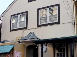 IZA Enoshima Guest House and Bar