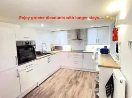 Westons Hideaway, 2 Bed, Free Parking, 6 mins walk to beach,