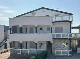 1 Bedroom Stunning Apartment In Vir