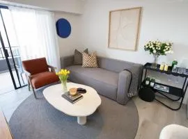 302 Seahorse - Premium 2 Bedroom Unit with Pool & Parking