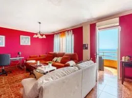 Apartamento a 150 m de la Playa con Vistas al Mar y Balcón
