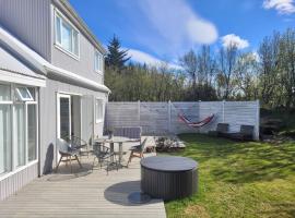 Rustic, Scandinavian house close to Reykjavik, hotel in Garðabær