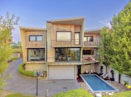 Villa moderna con terrazas jardin privado, hotel i Loyola