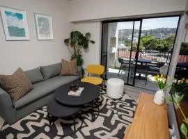 310 Seahorse - Premium 2 Bedroom Apt with Parking