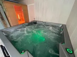Apartment with 3BDR - private Jacuzzi & Sauna